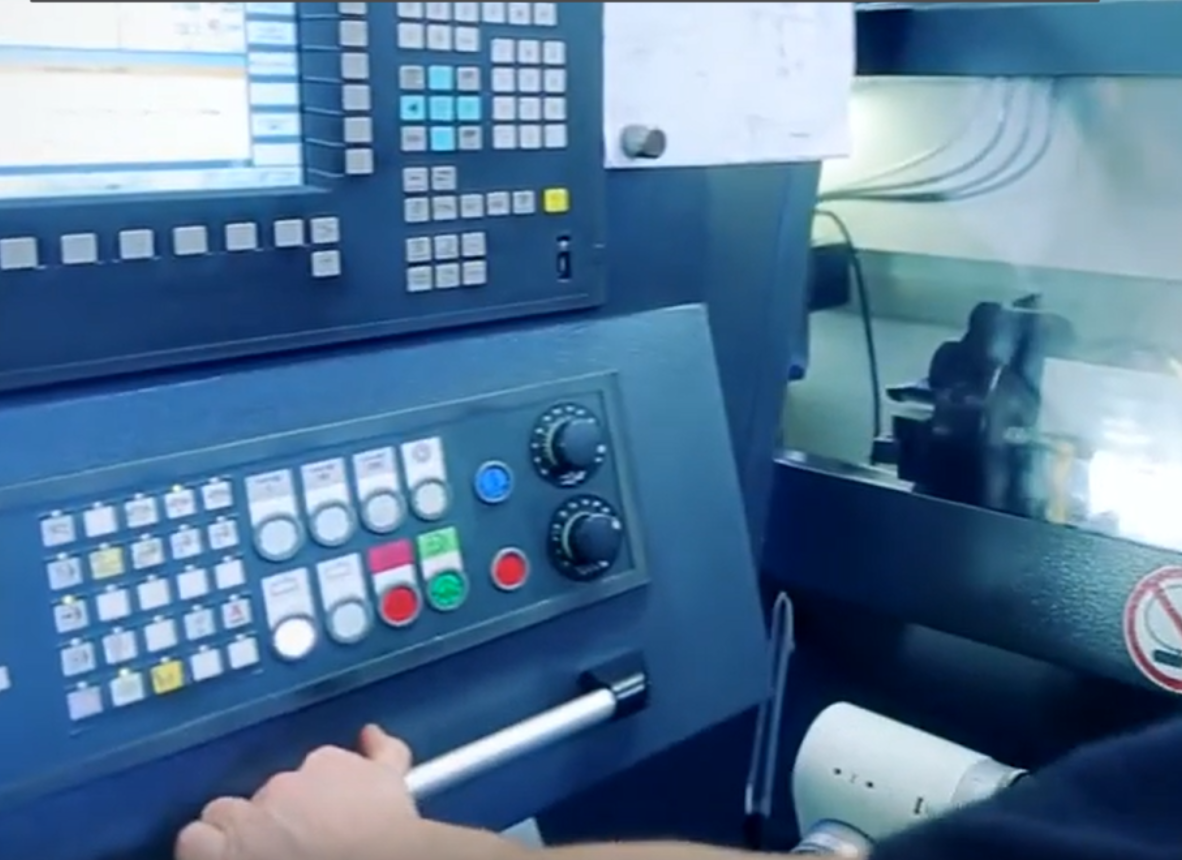 Bedienfeld einer CNC- Drehbank
